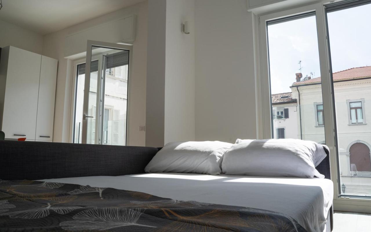 Piazza XX Settembre - Feel The Centre Apartment Lecco Luaran gambar