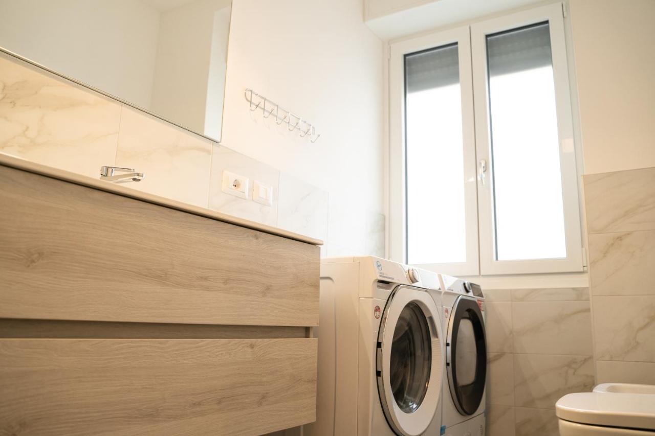 Piazza XX Settembre - Feel The Centre Apartment Lecco Luaran gambar