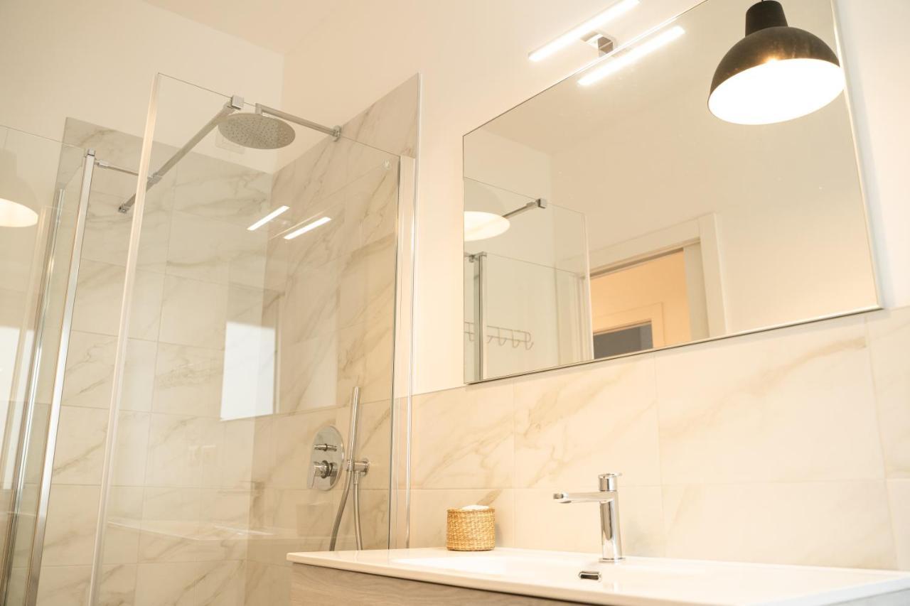 Piazza XX Settembre - Feel The Centre Apartment Lecco Luaran gambar